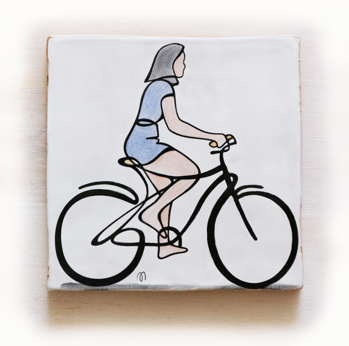 ciclista-azulejo-20x20-Paloma-ppmiralles-cerámica-de-autor-venta-on-line